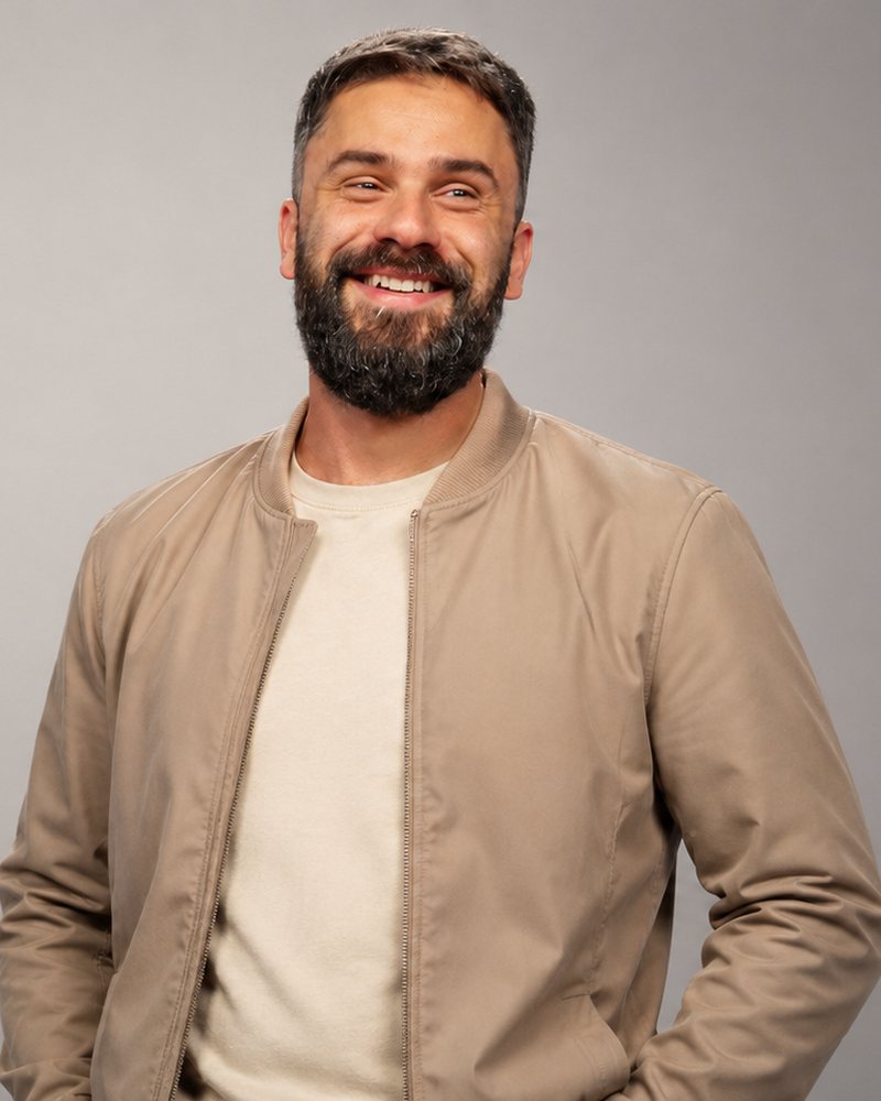 Filipe Tavares, sorrindo, de jaqueta bege